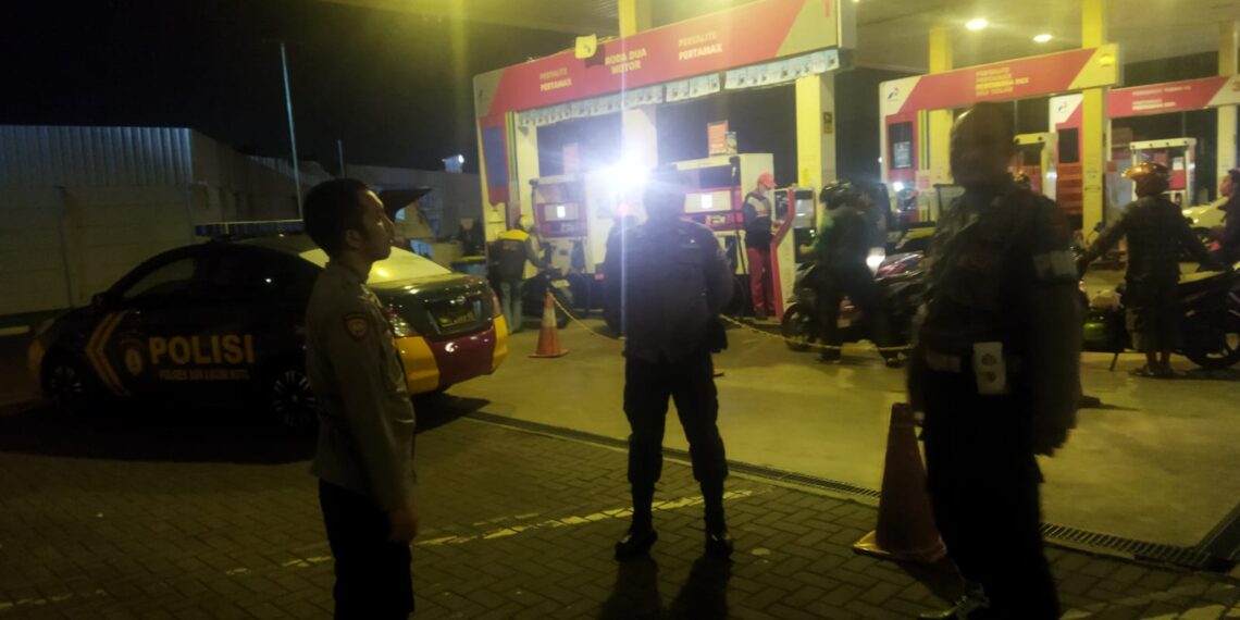 Guna menciptakan keamanan dan kondusif Polsek Citamiang Patroli Dialogis dan Sambangi Security SPBU Pertamina Kota Sukabumi.