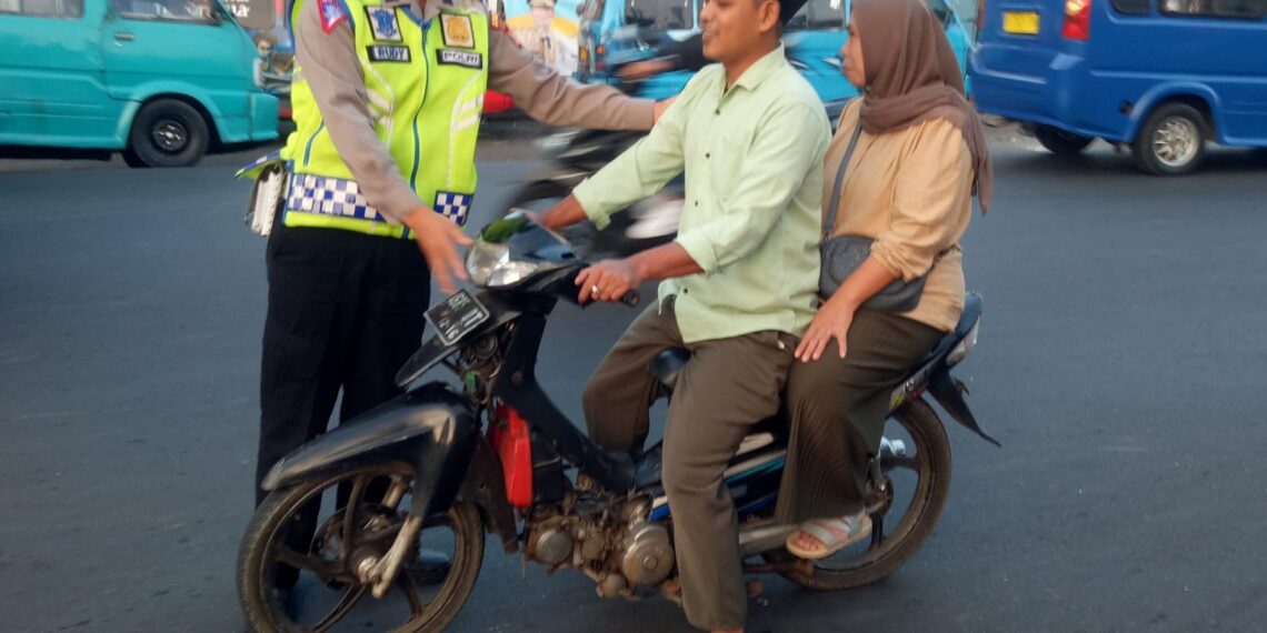 Ops Patuh Lodaya 2023,Unit Lantas Polsek Cisaat Beri Teguran Humanis Kepada Pengendara