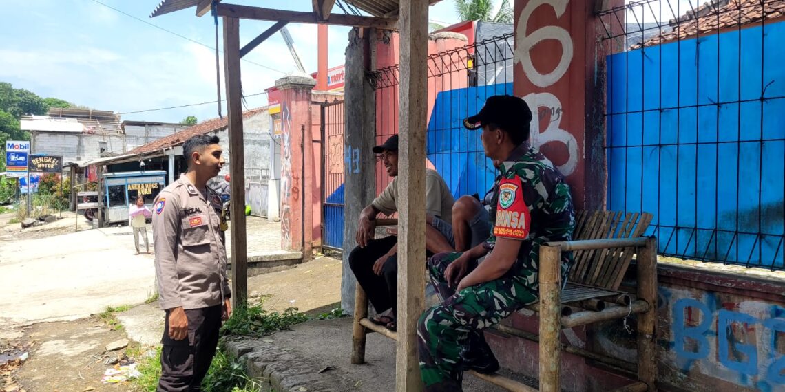 Bhabinkamtibmas Sambang Door to Door System Wujudkan Kamtibmas Yang Kondusif Di Desa