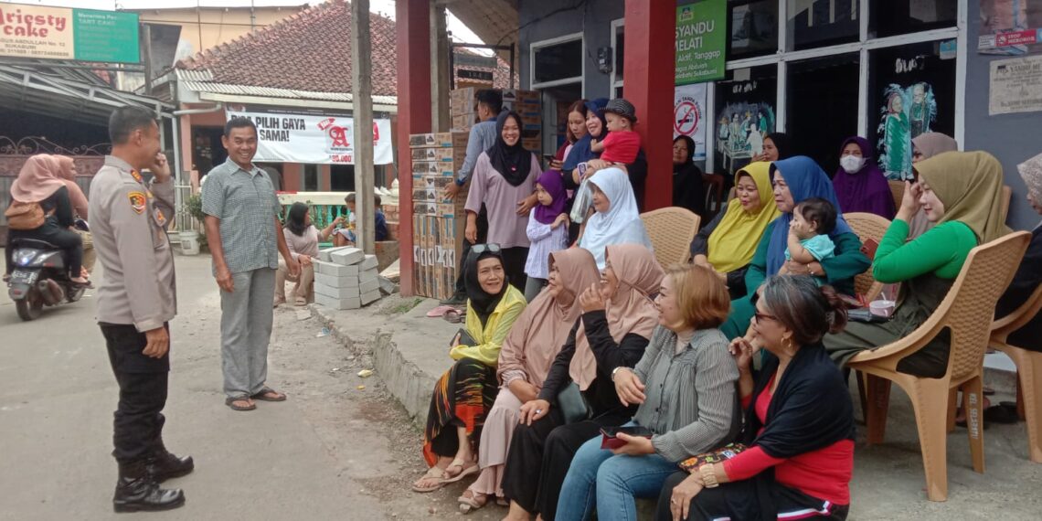 Serap Informasi, Kapolsek Cikole Ngariung Bareng Warga RW 08