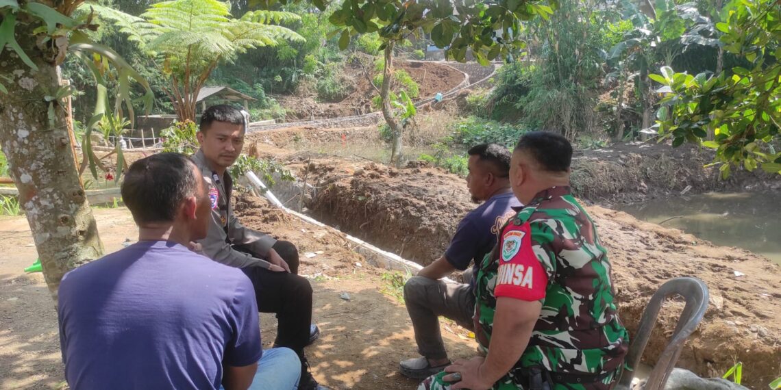 Jaga Wilayah Binaan Kondusif, Bhabinkamtibmas Desa Cimangkok Giatkan Sambang