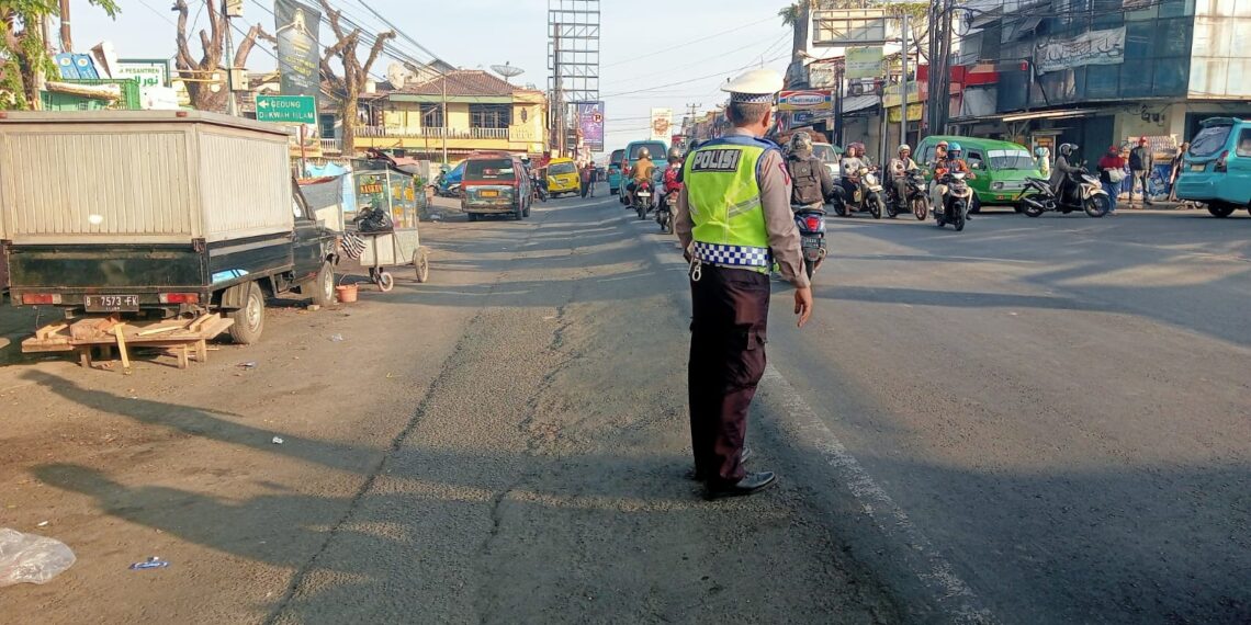 Anggota Unit Lalulintas  Polsek Cisaat rutin Melaksanakan pengaturan  Pagi (Gatur)