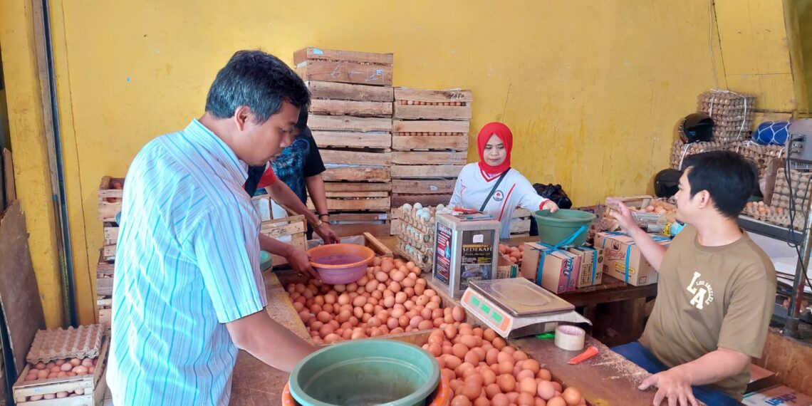 Panit Opsnal  Intelkam Polsek Cisaat  cek harga Sembako di Pasar Cisaat
