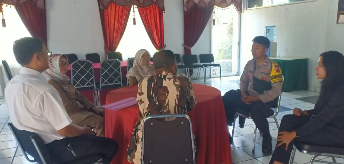 Bhabinkamtibmas Desa Perbawati Polsek Sukabumi Melaksanakan kegiatan Dialogis dan Sambang di Villa Yustik