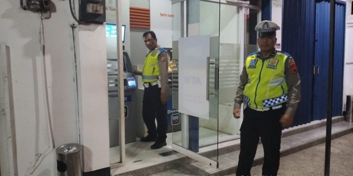 Polsek Sukalarang Patroli Malam Hari Kontrol ATM BRI Cegah Kejahatan Perbankan