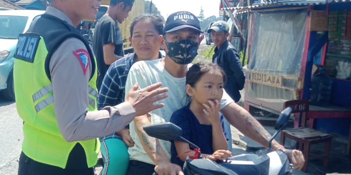 Tanpa Lelah, Polisi Berikan Himbauan Humanis Terkait Keselamatan Berlalu Lintas