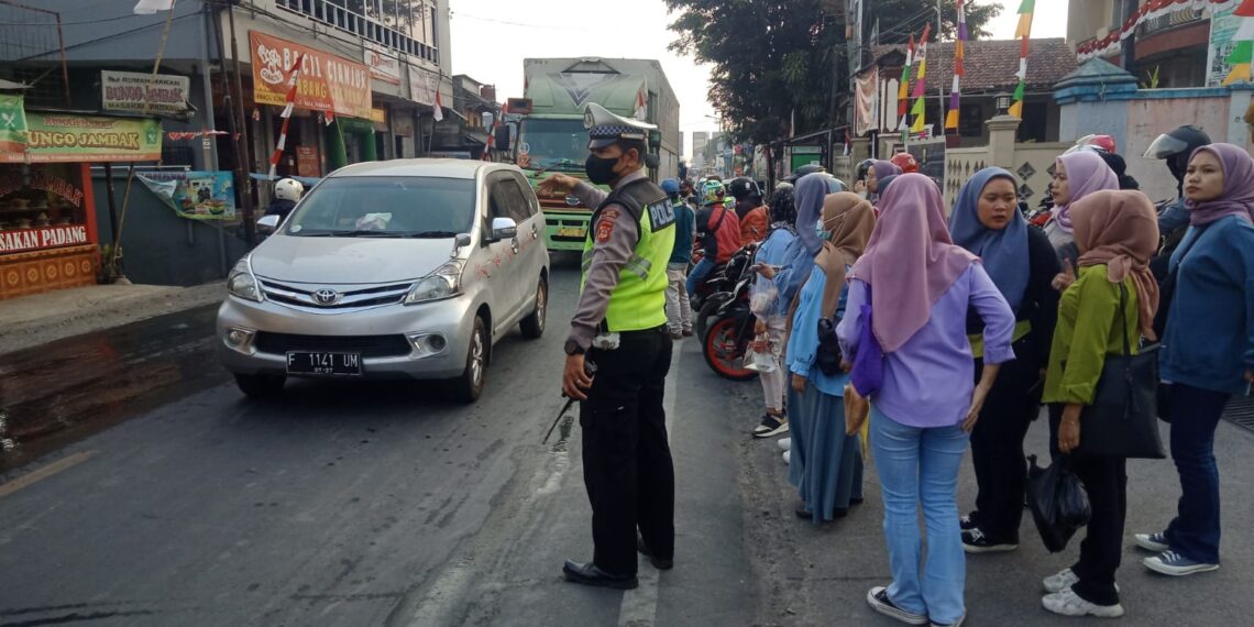 Antisipasi Kemacetan, Unit Lantas polsek sukalarang Gelar Gatur Sore Bubaran Karyawan PT.Pratama Dan PT. GSI