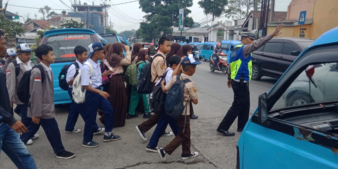 Wujud Kepedulian, Polisi Bantu Anak-Anak Sekolah Menyeberang Jalan
