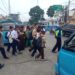 Wujud Kepedulian, Polisi Bantu Anak-Anak Sekolah Menyeberang Jalan