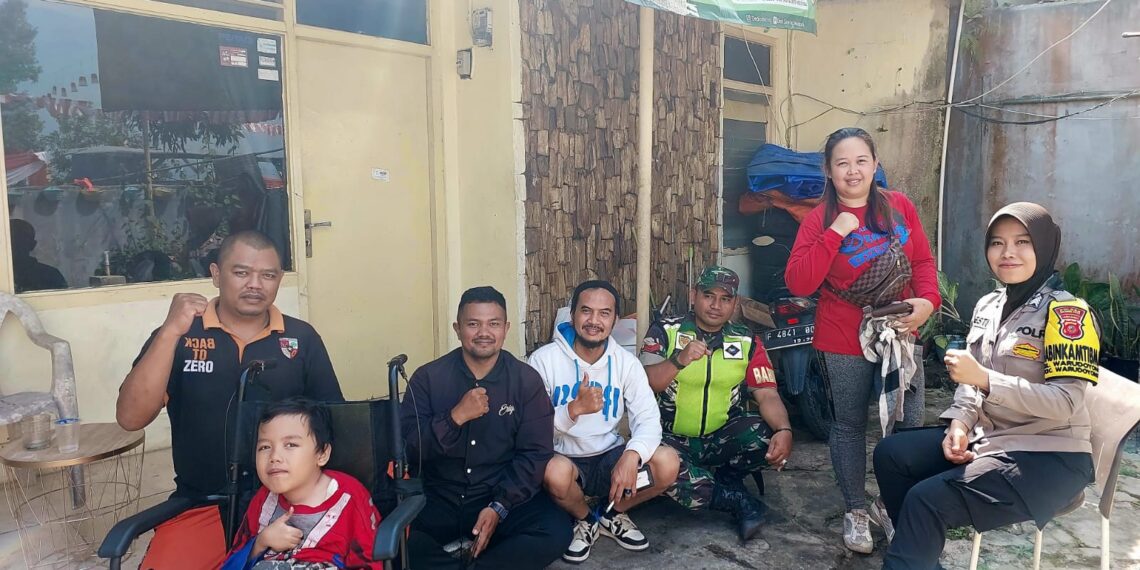 Sinergitas TNI – Polri Bhabinkamtibmas monitoring kegiatan Gerak Jalan Warga dalam rangka memperingati HUT RI Ke – 78