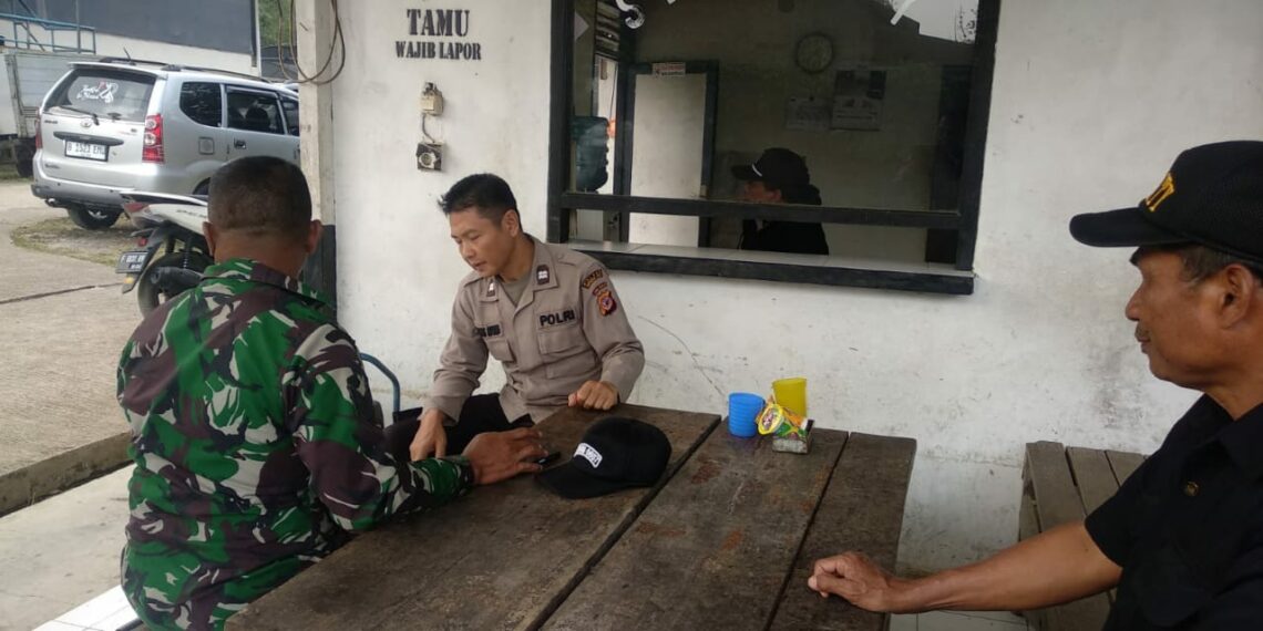 Senergitas TNI – Polri Kanit Binmas Polsek Sukalarang Laksanakan Giat Sambang