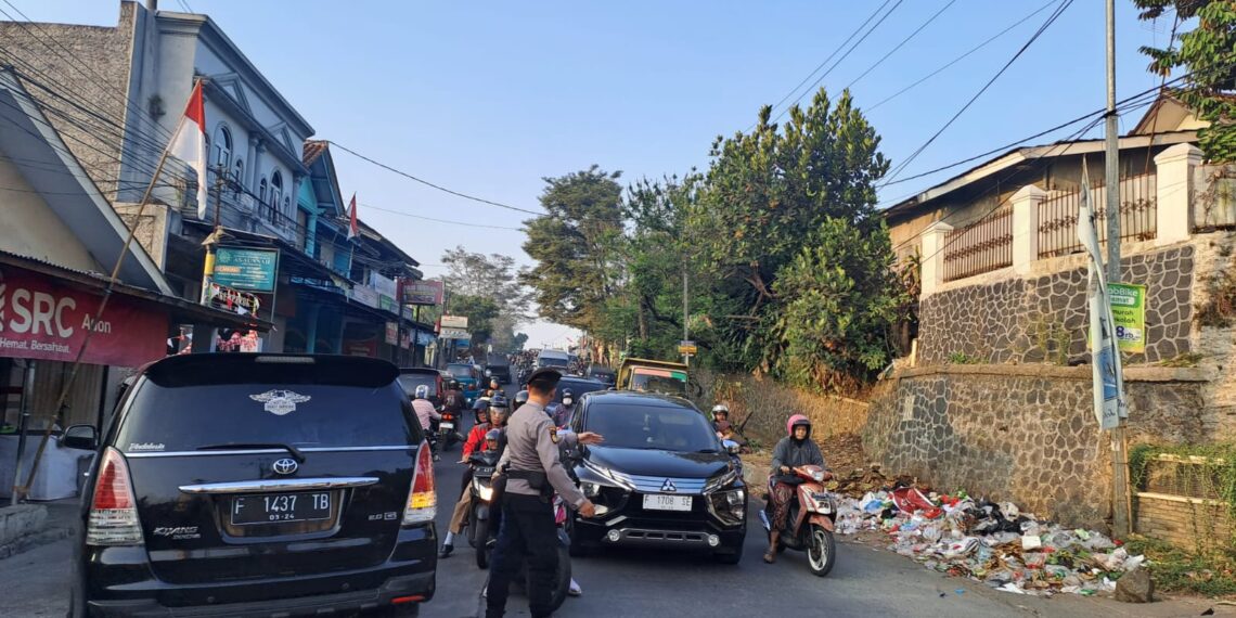 Personil Polsek Citamiang Gatur Pagi Hari untuk kelancaran dan kenyamanan pengguna jalan