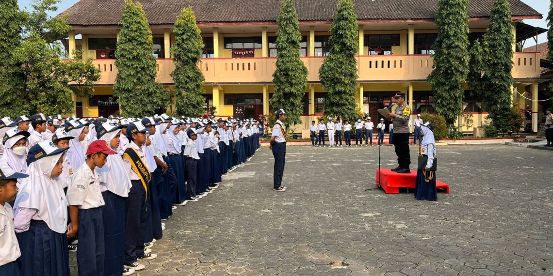 Kapolsek Warudoyong Jadi Pembina Upacara Bendera di SMPN 10 Kota Sukabumi