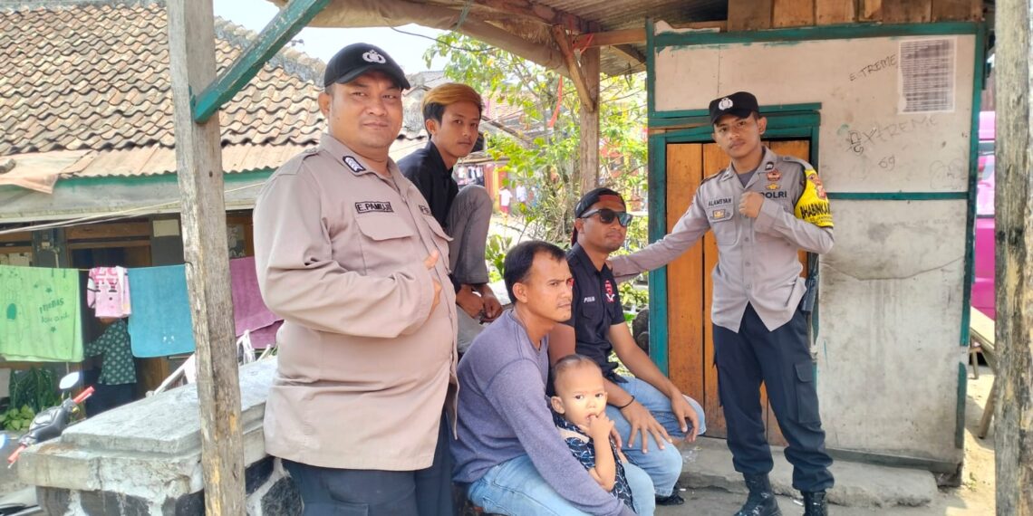 Sampaikan Himbauan Kamtibmas, Patroli Polsek Kebon Pedes sambangi Warga