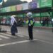 Pelayanan Pagi, Polsek Cikole Membantu Menyebrangkan Para Pelajar Yang Akan Berangkat Ke Sekolah