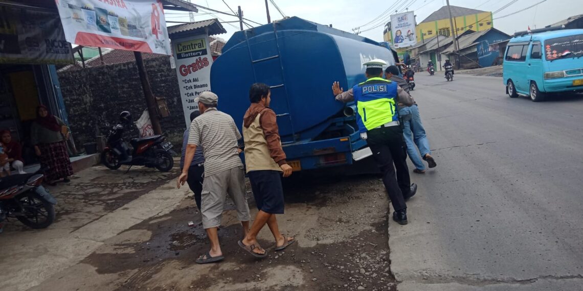 Polisi Bantu Dorong Truk Pengangkut Air Mogok demi Kelancaran Lalu Lintas