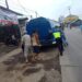 Polisi  Bantu Dorong Truk Pengangkut Air Mogok demi Kelancaran Lalu Lintas