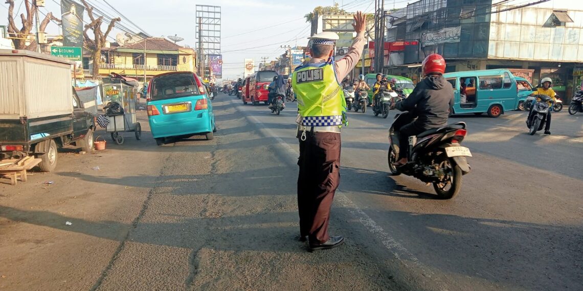 Pelayanan Pengaturan Lalulintas Pagi hari  Unit Lalulintas Polsek Cisaat