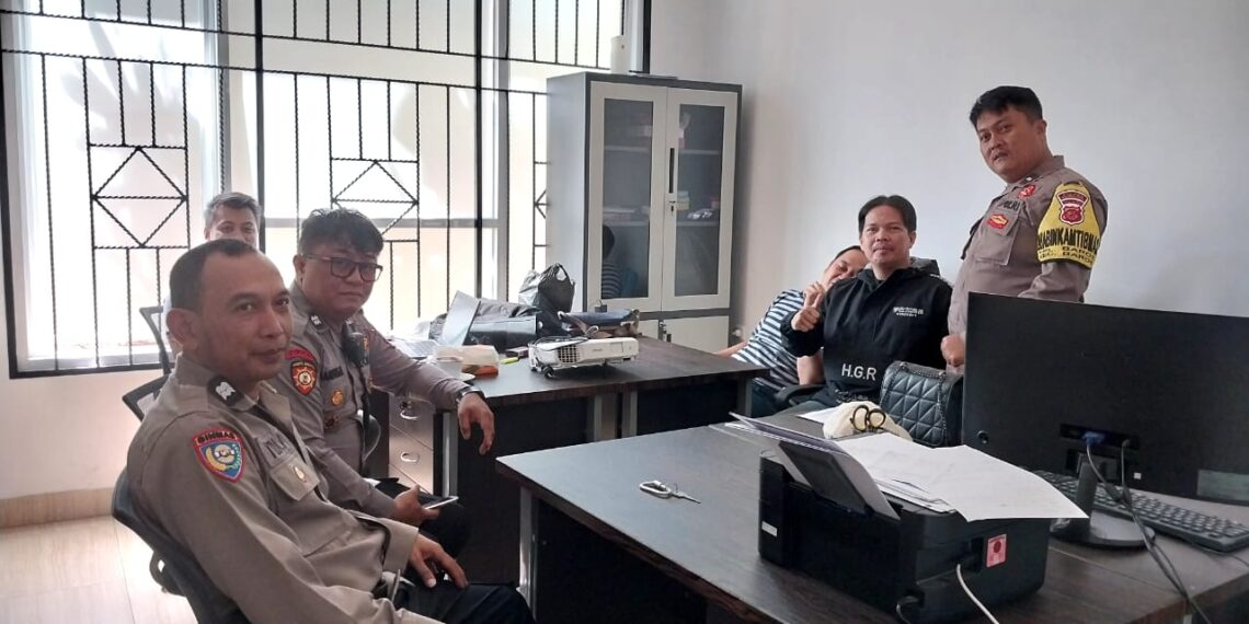 UNIT SAMAPTA POLSEK BAROS PATROLI DIALOGIS DENGAN WARGA DAN BERIKAN HIMBAUAN KAMTIBMAS