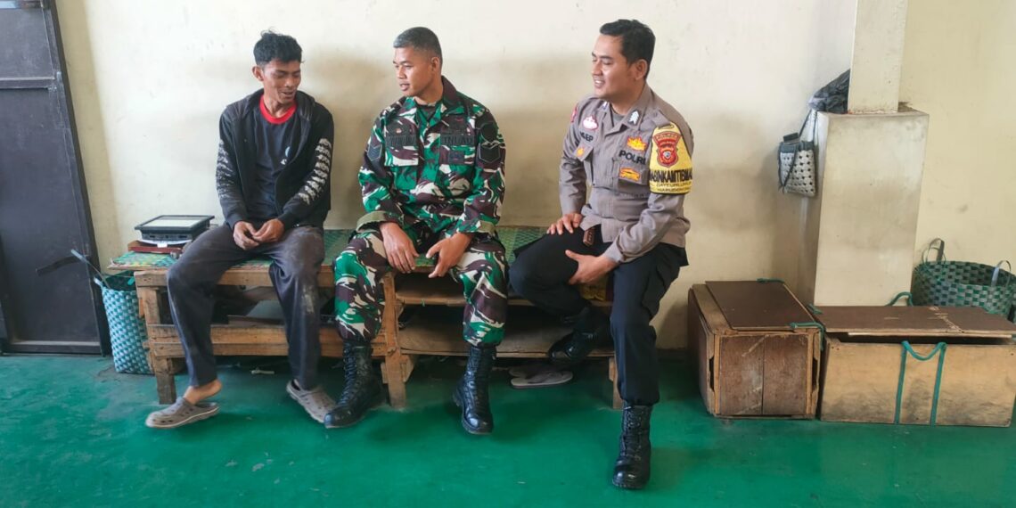 Dekati warga Babinkamtibmas bersinergi dengan Babinsa Sambangi Warga dan Berikan Imbauan Kamtibmas