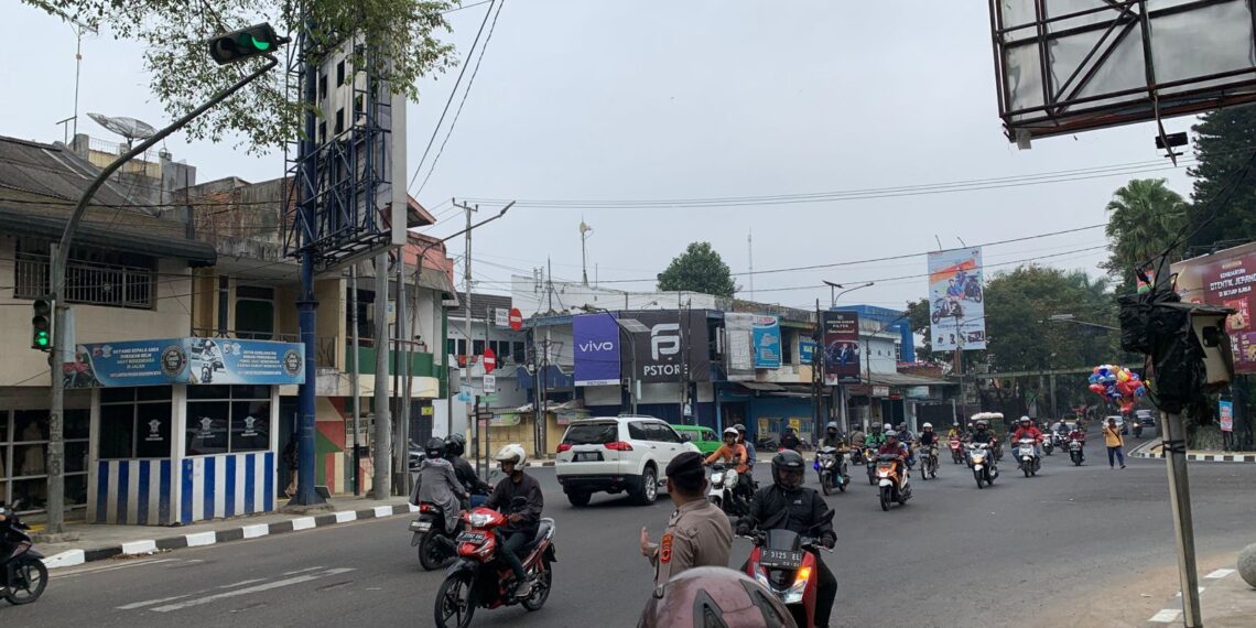 Polsek Gunungpuyuh Rutin Berikan Pelayanan Pengaturan (Gatur) Lalu Lintas Dipagi Hari