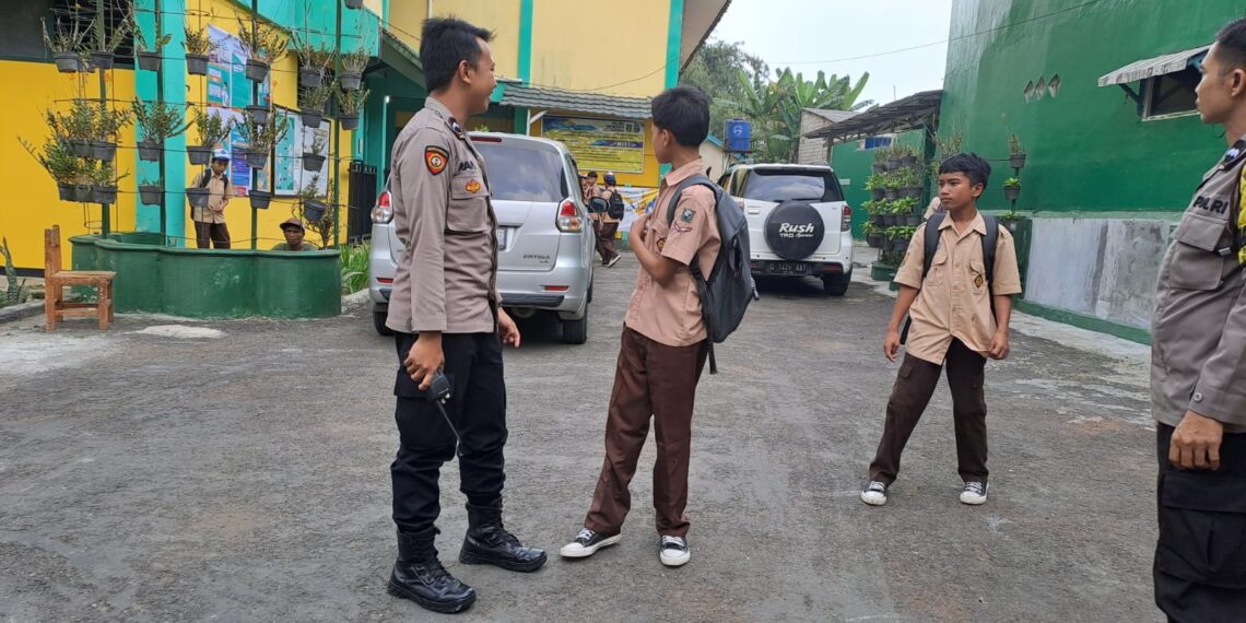 Patroli Dialogis dan Pemantauan Pasca Bubaran Sekolah Antisipasi Tawuran antar Pelajar di Wilayah Polsek Citamiang