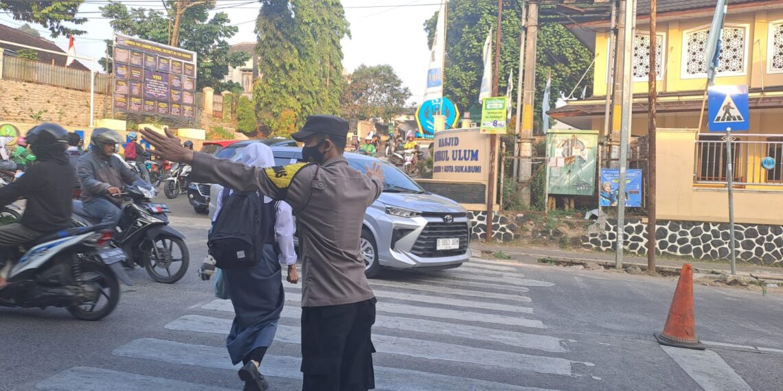 Personil Polsek Citamiang melakukan pengamanan dan pengaturan arus lalu lintas untuk kelancaran dan kenyamanan pengguna jalan
