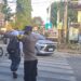 Personil Polsek Citamiang melakukan pengamanan dan pengaturan arus lalu lintas untuk kelancaran dan kenyamanan pengguna jalan