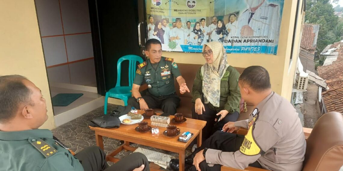 Bhabinkamtibmas Polsek Kebon Pedes dan Babinsa Lakukan Dialogis dengan Warga di Kantor Desa Kebon Pedes