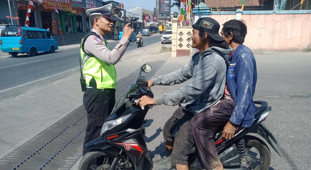 Polisi Berikan Teguran Secara Humanis Kepada Pelanggar Lalulintas Yang Tidak Memakai Helm