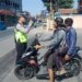 Polisi Berikan Teguran Secara Humanis Kepada Pelanggar Lalulintas Yang Tidak Memakai Helm
