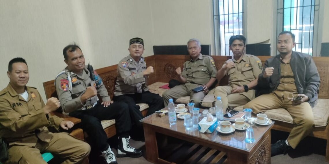Anggota Polsek Kebon Pedes Dialogis Bersama Muspika di Kantor Kecamatan Kebon Pedes