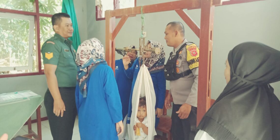 Peduli Kesehatan,  Bhabinkamtibmas Polsek Cireunghas Polres Sukabumi Kota dan Babinsa Kompak Dampingi Pelayanan Posyandu