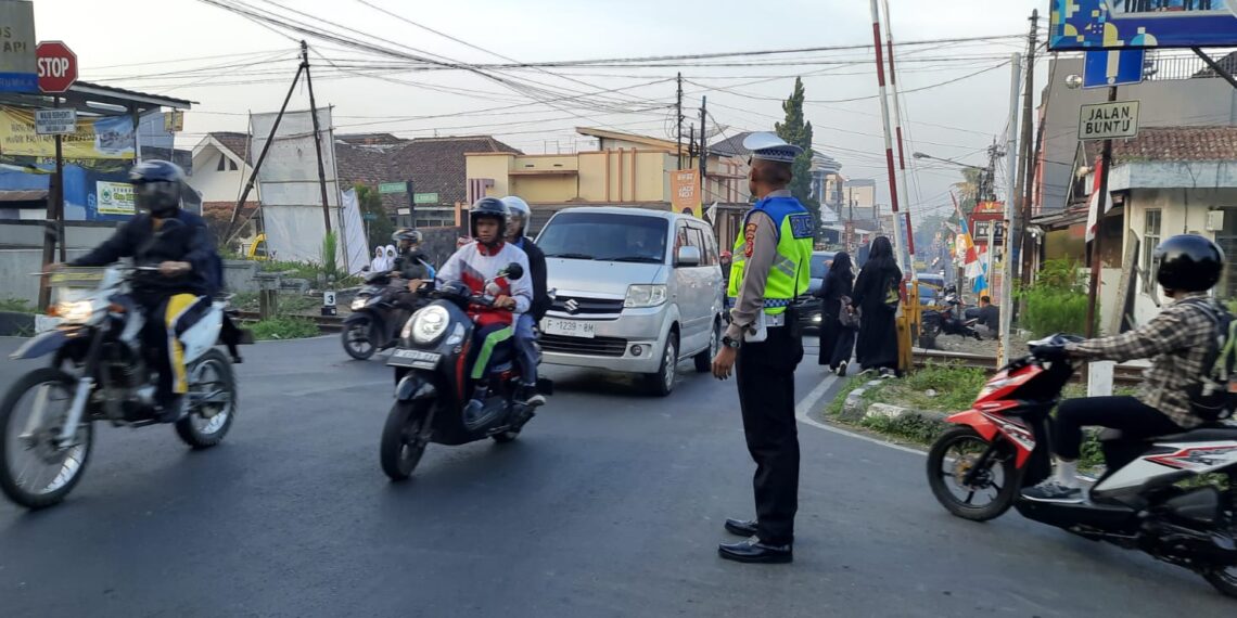 Bentuk Pelayanan Polsek Warudoyong Kepada Masyarakat Yang Akan Melaksanakan Aktifitas Di Pagi Hari Guna Memberikan Kelancaran Bagi Pengguna Jalan