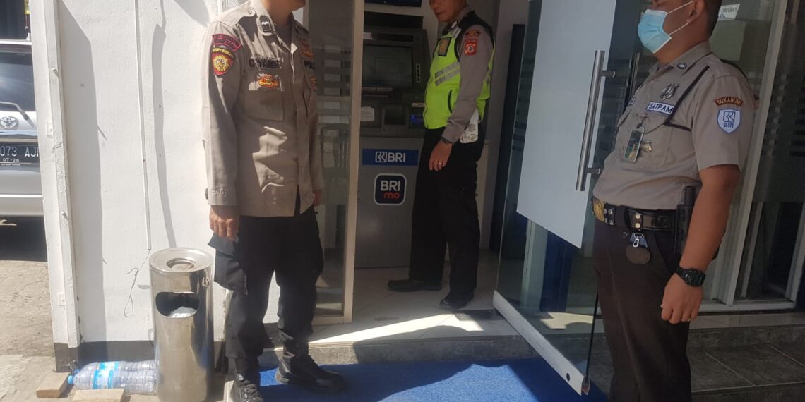 Cegah Kejahatan Perbankkan saat Patroli Siang Polisi kontrol ATM BRI