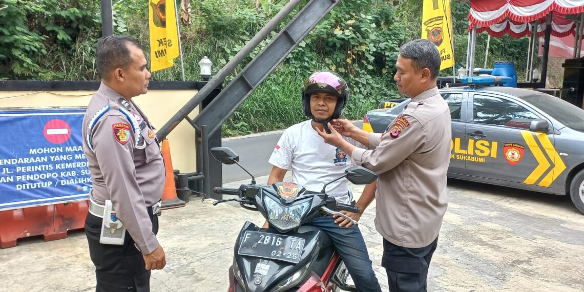 Kapolsek Sukabumi, AKP UJANG TAAN, S.H melalui Kanit Propam Polsek Sukabumi AIPTU TATANG beserta KA SPKT APIDA AMAR FAUZI kembali mengingatkan pentingnya penggunaan helm bagi pengendara sepeda motor, baik jarak dekat maupun jauh