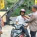 Kapolsek Sukabumi, AKP UJANG TAAN, S.H melalui Kanit Propam Polsek Sukabumi AIPTU TATANG beserta KA SPKT APIDA AMAR FAUZI kembali mengingatkan pentingnya penggunaan helm bagi pengendara sepeda motor, baik jarak dekat maupun jauh