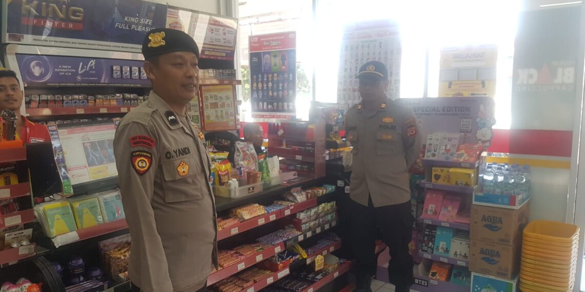 Kanit Samapta Polsek Sukalarang Laksanakan Patroli Dialogis Kerawanan Siang Kontrol Minimarket
