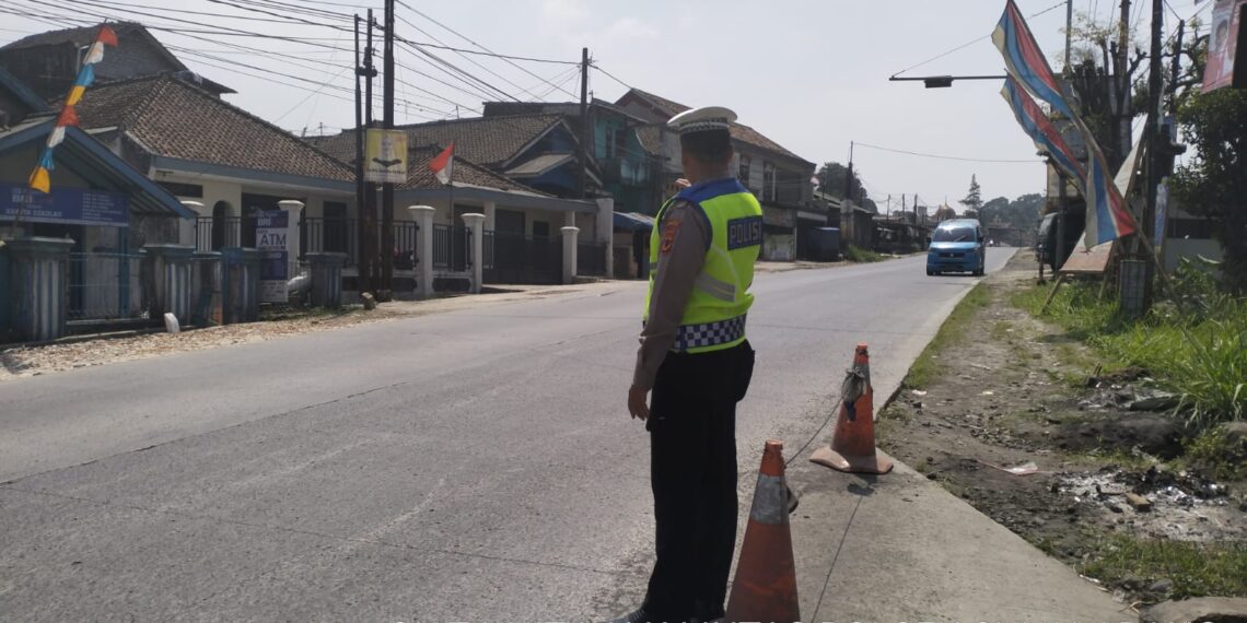 Polsek Sukalarang Gelar Pengaturan dan Pemantauan Arus Lalu Lintas Siang Hari.