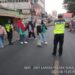 Wujud Kepedulian Demi Kelancaran Polisi Bantu Masyarakat Menyeberang Jalan