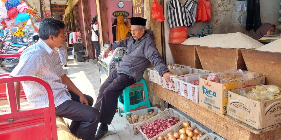 Polsek Cisaat  cek harga Sembako di Pasar Cisaat