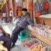Polsek Cisaat  cek harga Sembako di Pasar Cisaat