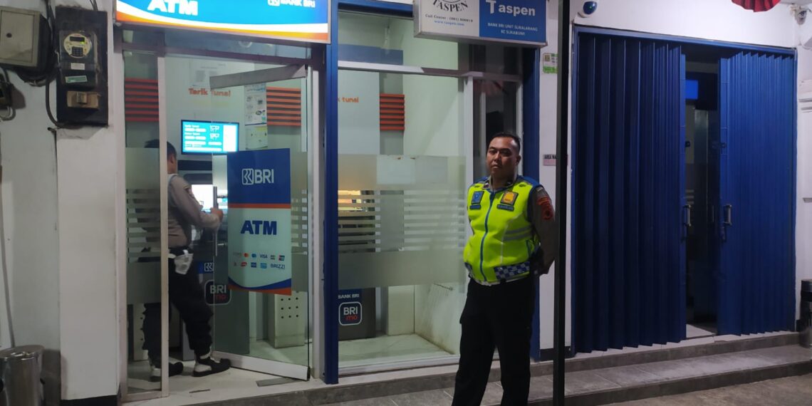 Polsek Sukalarang Patroli Malam Hari Kontrol ATM BRI Cegah Kejahatan Perbankan