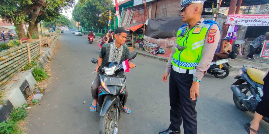 Peduli Keselamatan, Polisi Berikan Teguran Humanis Kepada Pelanggar Lalu Lintas