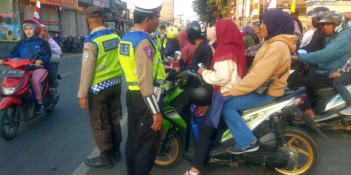 Anggota Unit Lantas Polsek Sukalarang Melaksanakan Teguran Humanis Kepada Pelanggaran Lalu lintas