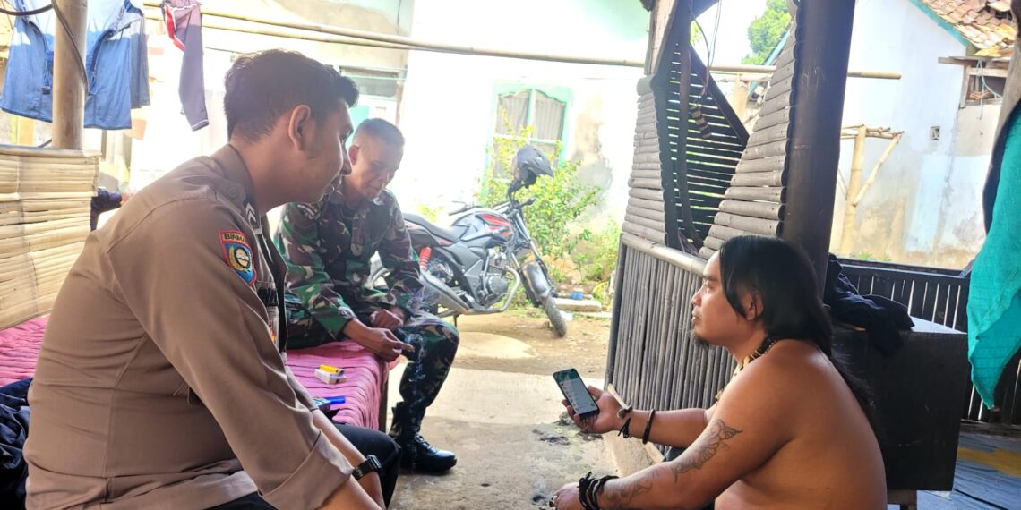 Mempererat kedekatan dengan warga binaan, briptu muhamad rizal laksanakan giat sambang