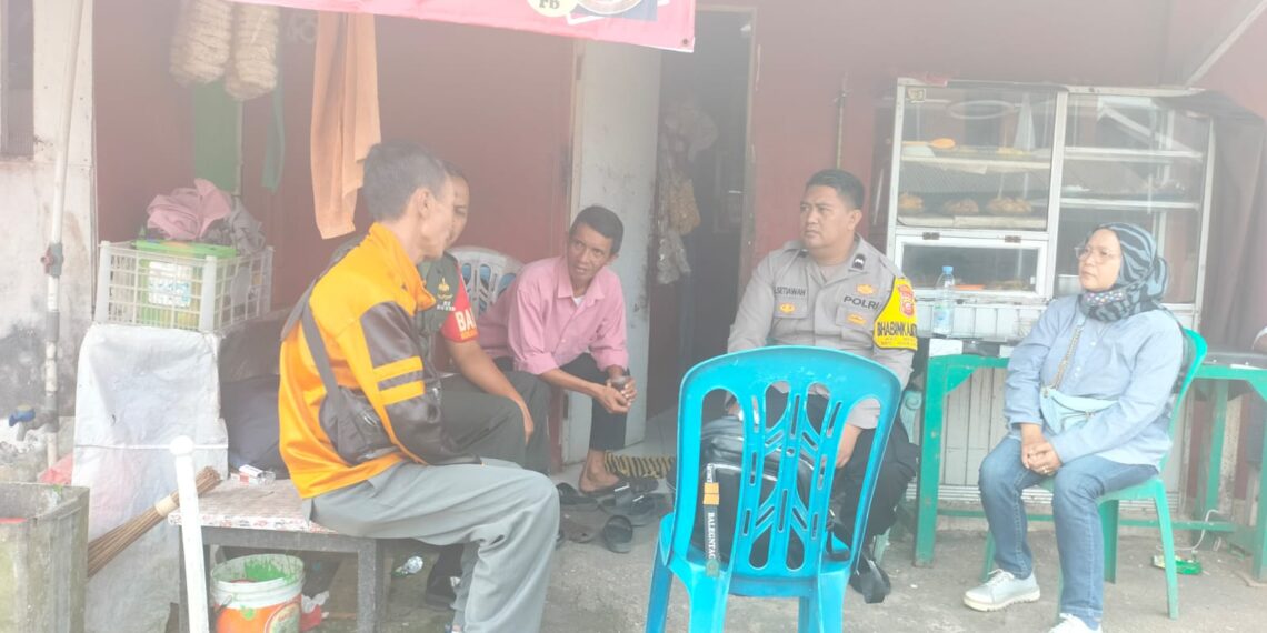 Anggota Bhabinkamtibmas Sambangi Warga Sampaikan Imbauan Kamtibmas