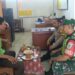 Sinergitas TNI – POLRI, Bhabinsa Bersama Bhabinkamtibmas Desa Sukamaju Dalam Kegiatan Sambang Warga Desa Binaannya