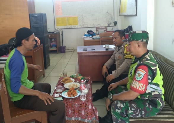 Sinergitas TNI – POLRI, Bhabinsa Bersama Bhabinkamtibmas Desa Sukamaju Dalam Kegiatan Sambang Warga Desa Binaannya