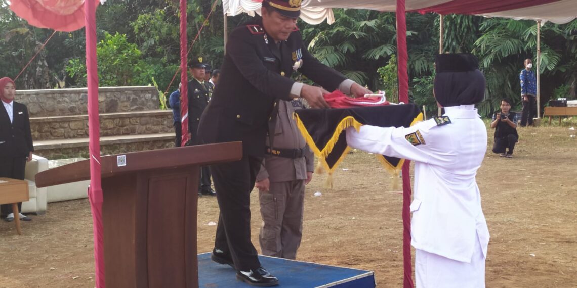 KAPOLSEK CIREUNGHAS GELAR SENJA PENURUNAN BENDERA MERAH PUTIH